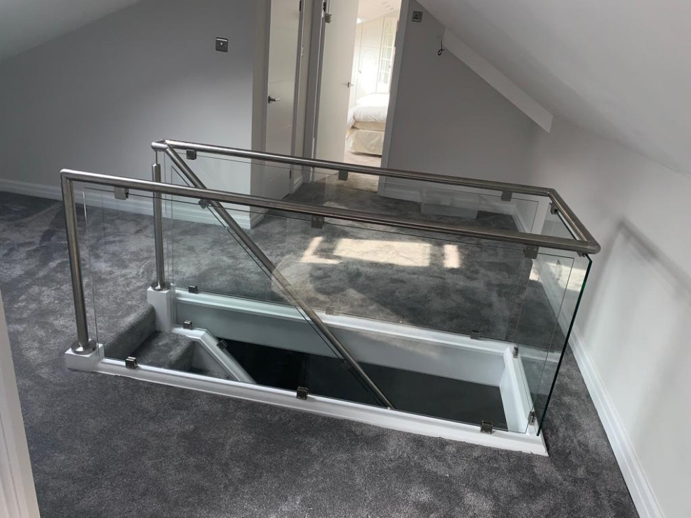 Gerades, Mittelgroßes Modernes Treppengeländer Glas mit Teppich-Treppenstufen und Teppich-Setzstufen in Cheshire