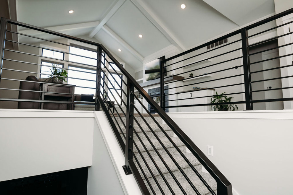 Стильный дизайн: п-образная лестница среднего размера в стиле неоклассика (современная классика) с ступенями с ковровым покрытием, ковровыми подступенками и металлическими перилами - последний тренд