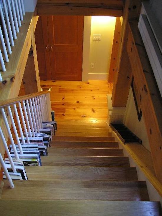 Imagen de escalera en U rústica de tamaño medio con escalones de madera y contrahuellas de madera