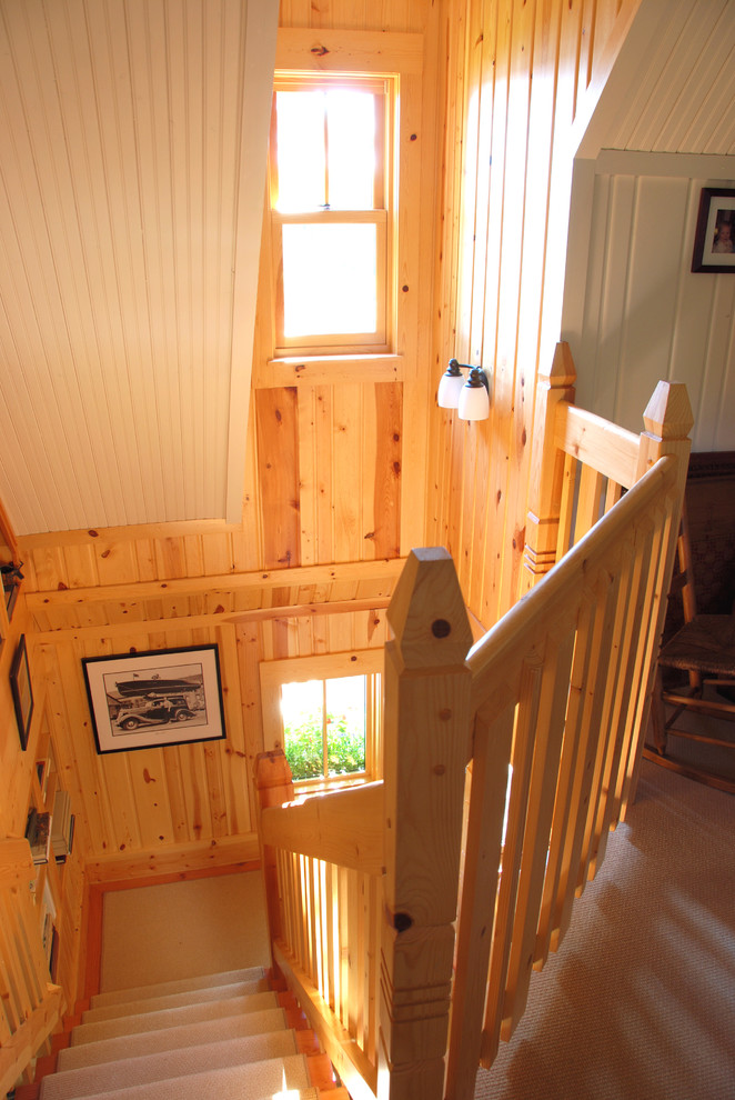 Стильный дизайн: маленькая п-образная деревянная лестница в стиле рустика с деревянными ступенями для на участке и в саду - последний тренд