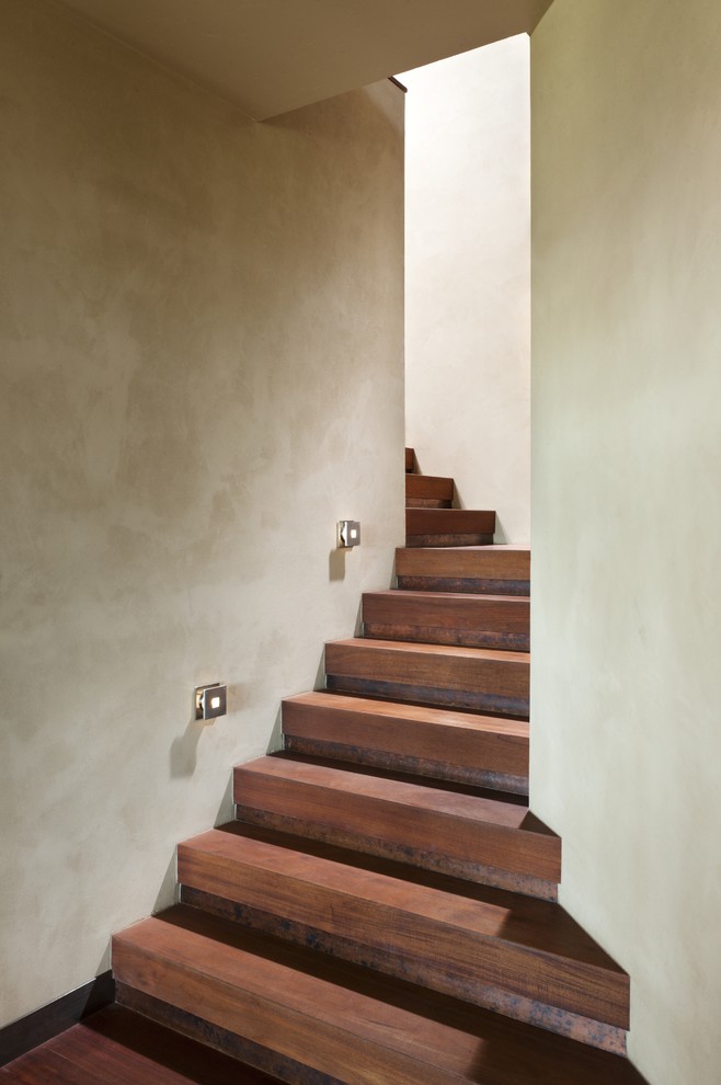 Foto de escalera contemporánea con escalones de madera