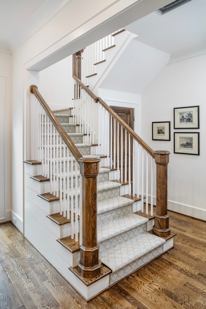 Ejemplo de escalera en U clásica renovada extra grande con barandilla de madera