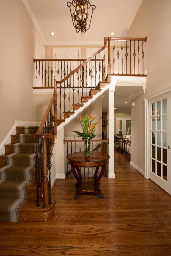Diseño de escalera en L clásica de tamaño medio con contrahuellas de madera y barandilla de madera