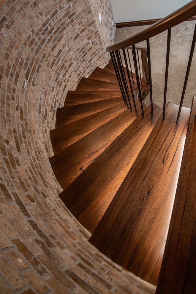 Gewendelte Mediterrane Treppe mit Holz-Setzstufen in Sonstige