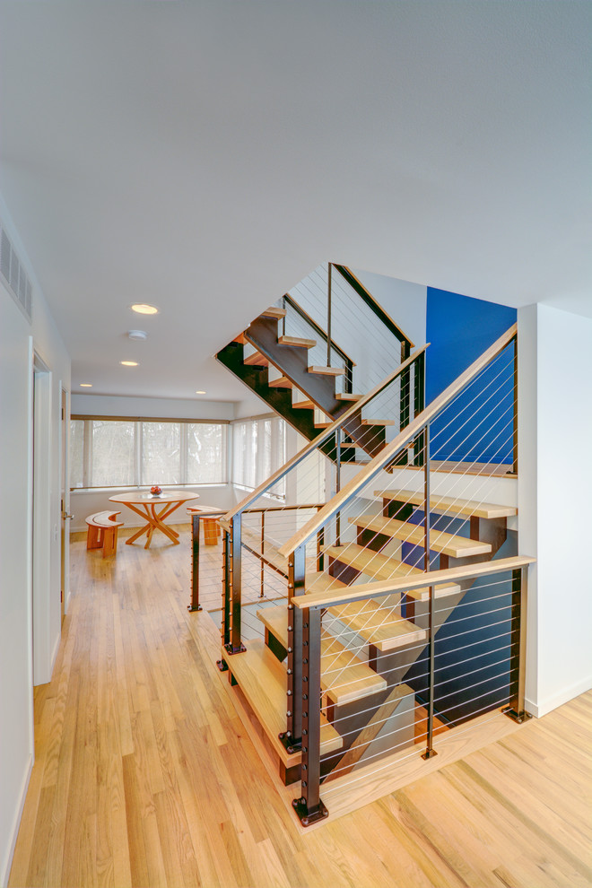 Идея дизайна: лестница на больцах в современном стиле с деревянными ступенями без подступенок