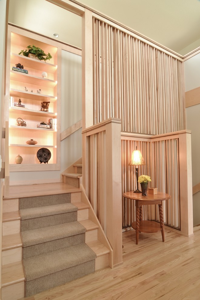Ejemplo de escalera en L tradicional renovada con escalones de madera y contrahuellas de madera