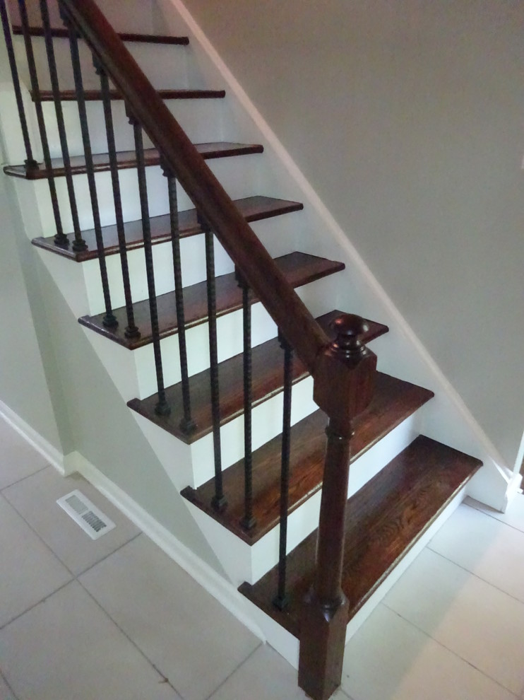 Diseño de escalera recta clásica de tamaño medio con escalones de madera, contrahuellas de madera pintada y barandilla de varios materiales
