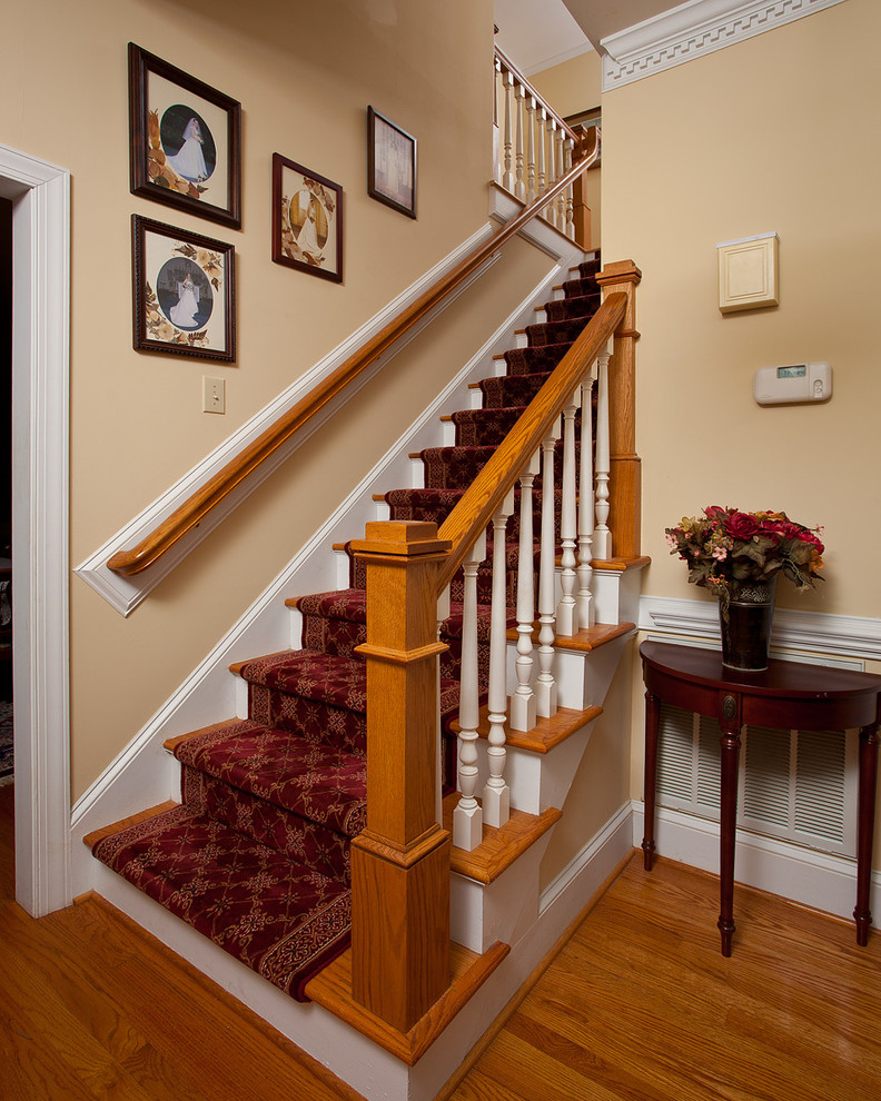 Modelo de escalera recta clásica renovada de tamaño medio con escalones enmoquetados, contrahuellas de madera y barandilla de madera