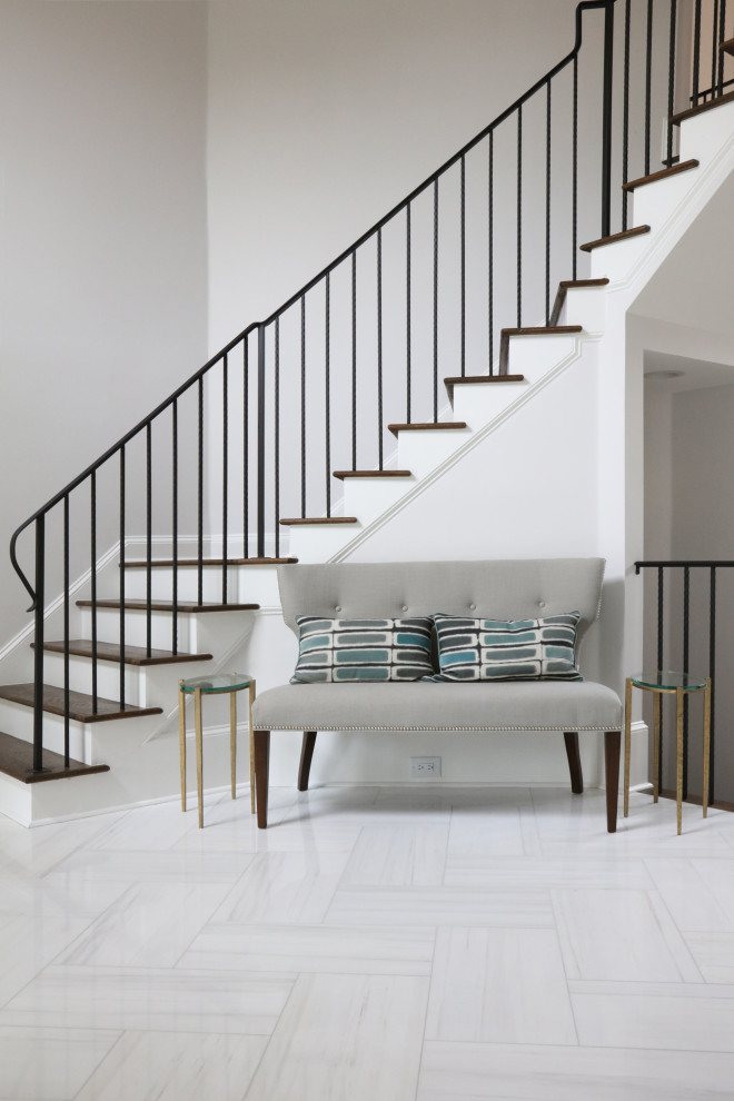 Idées déco pour un grand escalier peint courbe classique avec des marches en bois et un garde-corps en métal.