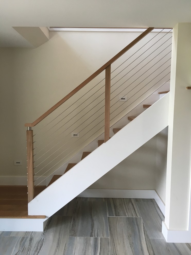 Mittelgroße Moderne Treppe in L-Form mit gebeizten Holz-Treppenstufen, Holz-Setzstufen und Drahtgeländer in Providence