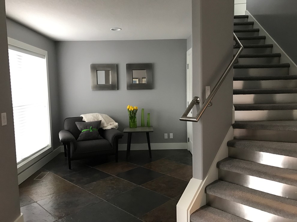 Gewendelte, Mittelgroße Moderne Treppe mit Teppich-Treppenstufen, Metall-Setzstufen und Stahlgeländer in Portland