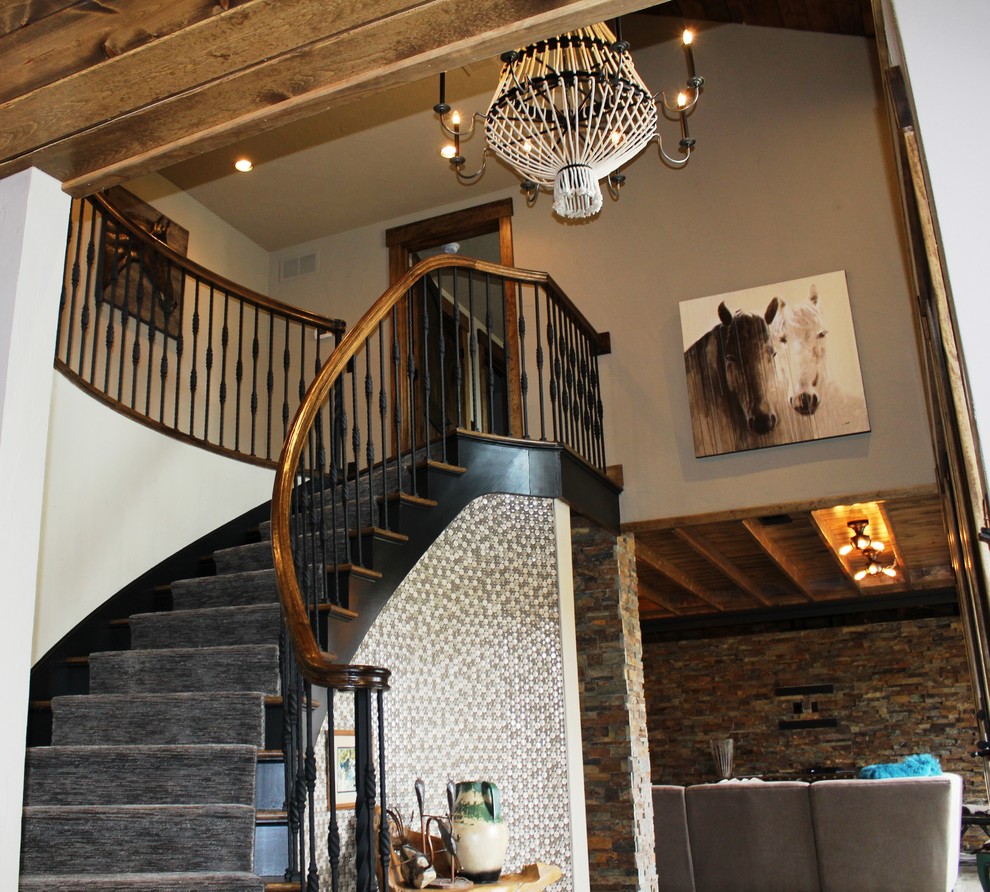 Пример оригинального дизайна: изогнутая лестница среднего размера в стиле рустика с деревянными ступенями, крашенными деревянными подступенками и перилами из смешанных материалов