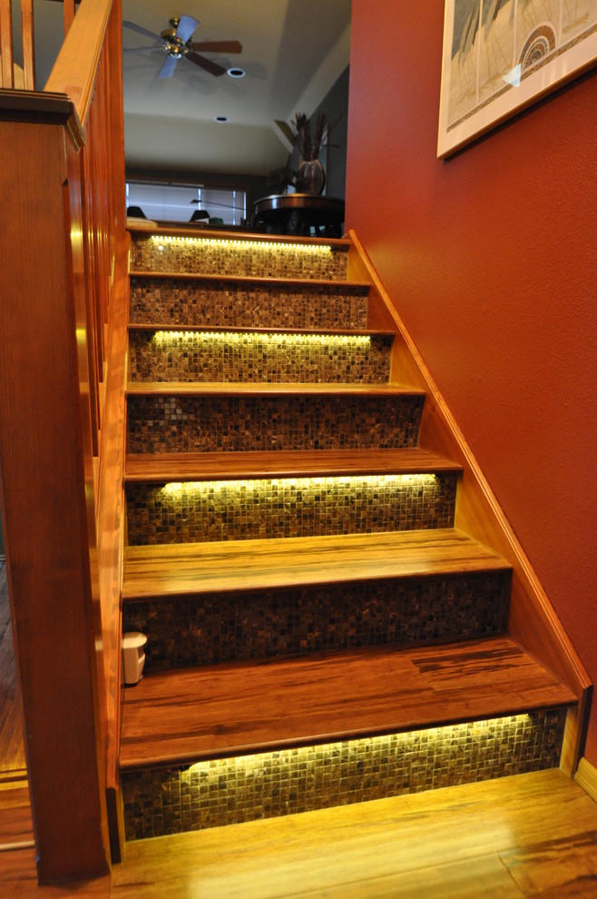 На фото: прямая лестница в стиле фьюжн с деревянными ступенями и подступенками из плитки