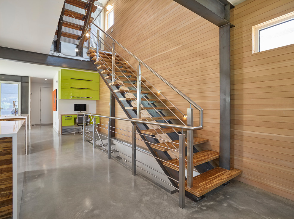 Свежая идея для дизайна: лестница среднего размера, на больцах в современном стиле с деревянными ступенями и перилами из тросов без подступенок - отличное фото интерьера