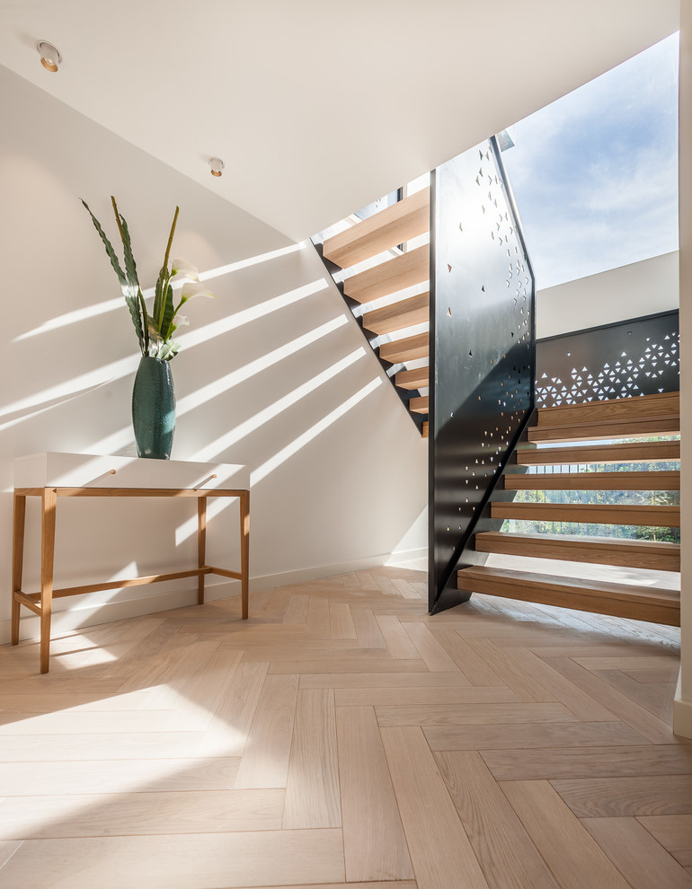 На фото: п-образная лестница в современном стиле с деревянными ступенями с