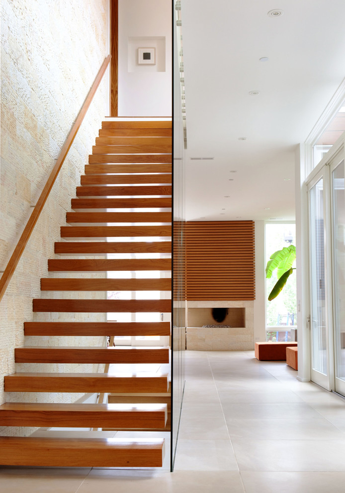 Inspiration för en funkis flytande trappa i trä, med öppna sättsteg och räcke i glas