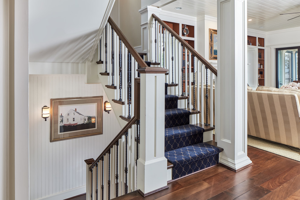 Свежая идея для дизайна: п-образная лестница в морском стиле с деревянными ступенями, крашенными деревянными подступенками и деревянными перилами - отличное фото интерьера