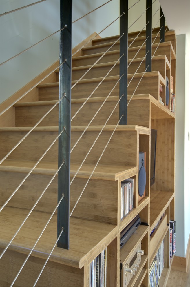 На фото: прямая деревянная лестница в классическом стиле с деревянными ступенями