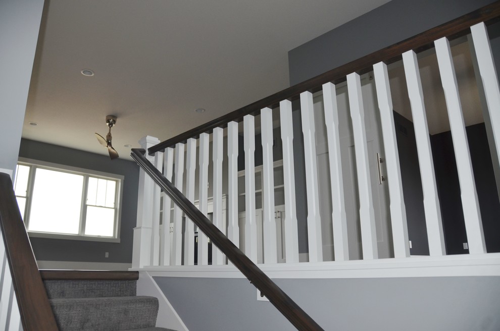 Mittelgroßes Klassisches Treppengeländer Holz mit Teppich-Treppenstufen und Teppich-Setzstufen in Minneapolis
