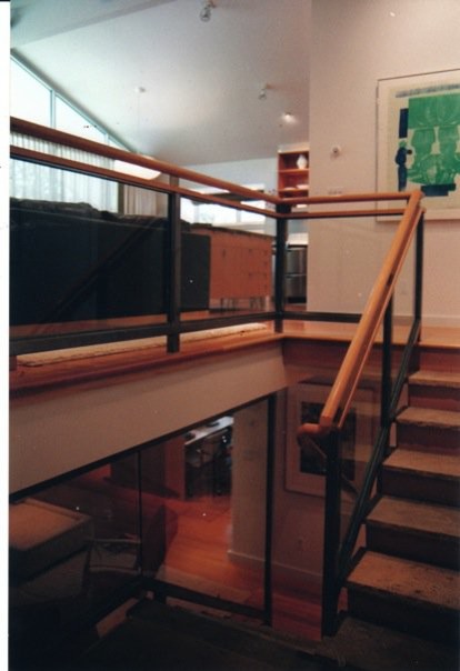 Idée de décoration pour un petit escalier carrelé minimaliste en U avec des contremarches en bois.