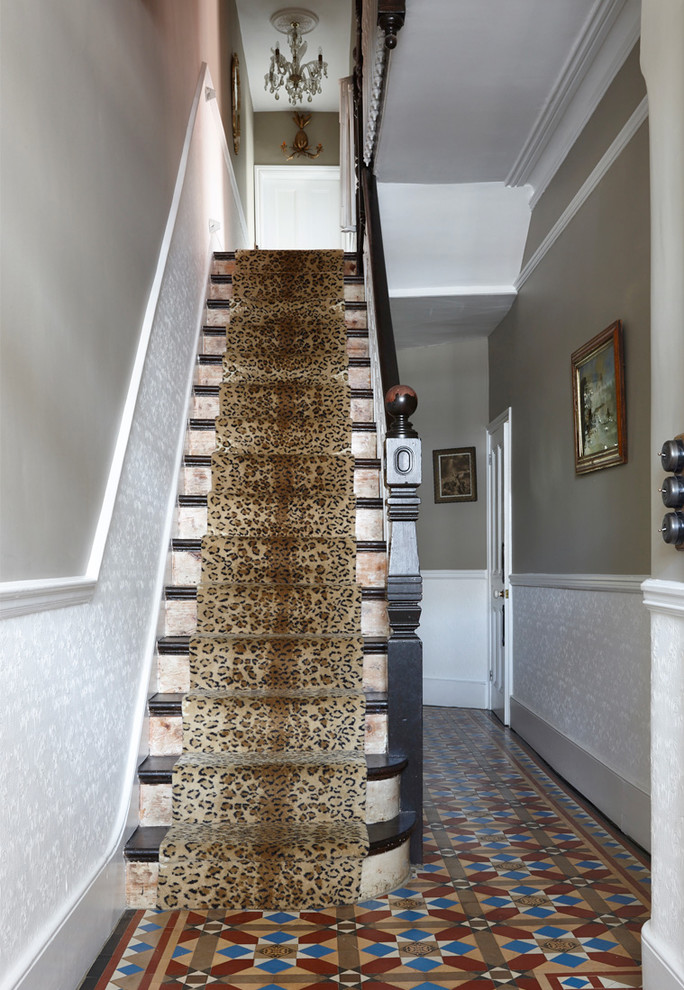 ロンドンにあるヴィクトリアン調のおしゃれな階段の写真