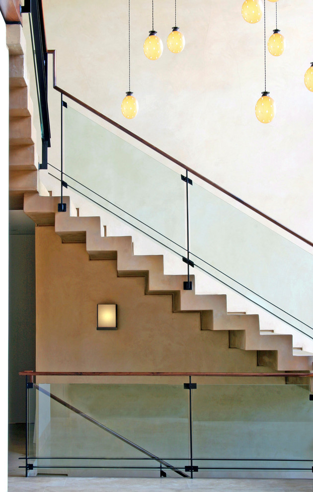 Идея дизайна: лестница в современном стиле с стеклянными перилами