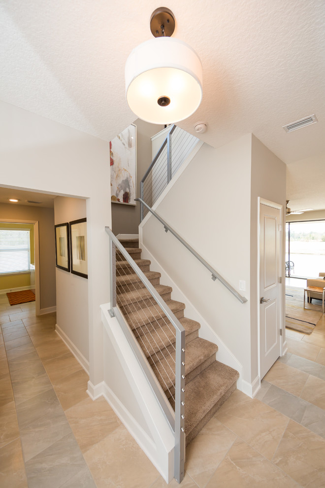 На фото: п-образная лестница в стиле модернизм с ступенями с ковровым покрытием и ковровыми подступенками с