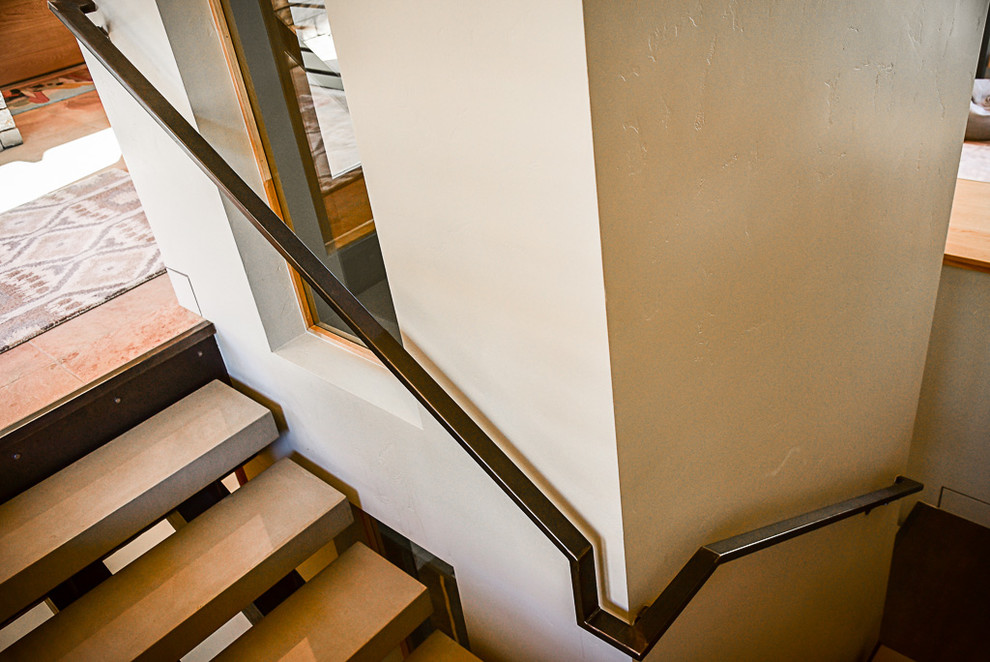 Пример оригинального дизайна: п-образная лестница среднего размера в стиле модернизм с металлическими перилами и ступенями из сланца без подступенок
