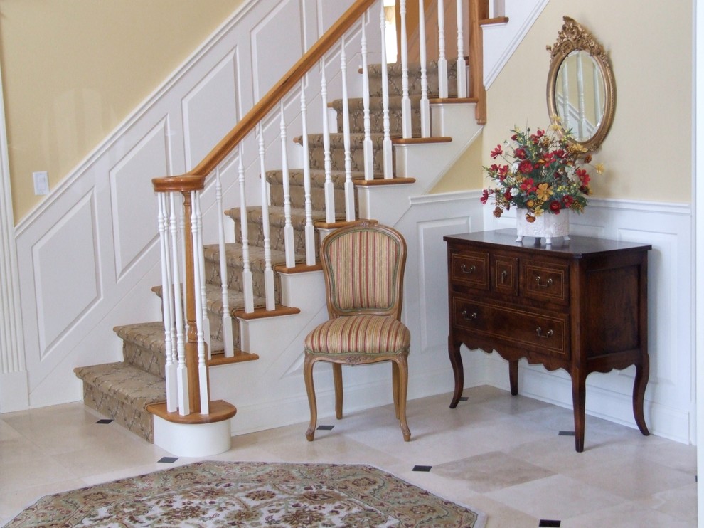 Aménagement d'un escalier classique en L de taille moyenne avec des marches en moquette, des contremarches en moquette et un garde-corps en bois.