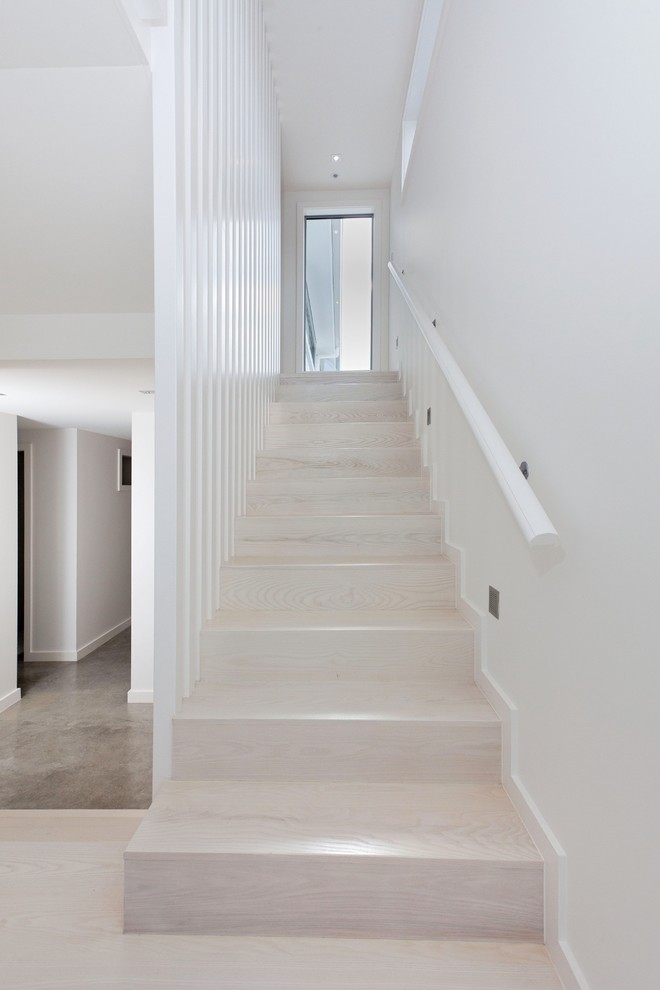 Exemple d'un escalier droit de taille moyenne avec des marches en bois et des contremarches en bois.