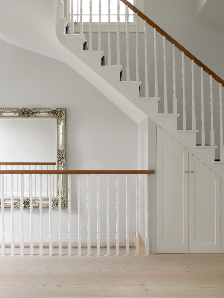 На фото: прямая лестница среднего размера в классическом стиле с ступенями с ковровым покрытием, ковровыми подступенками и деревянными перилами
