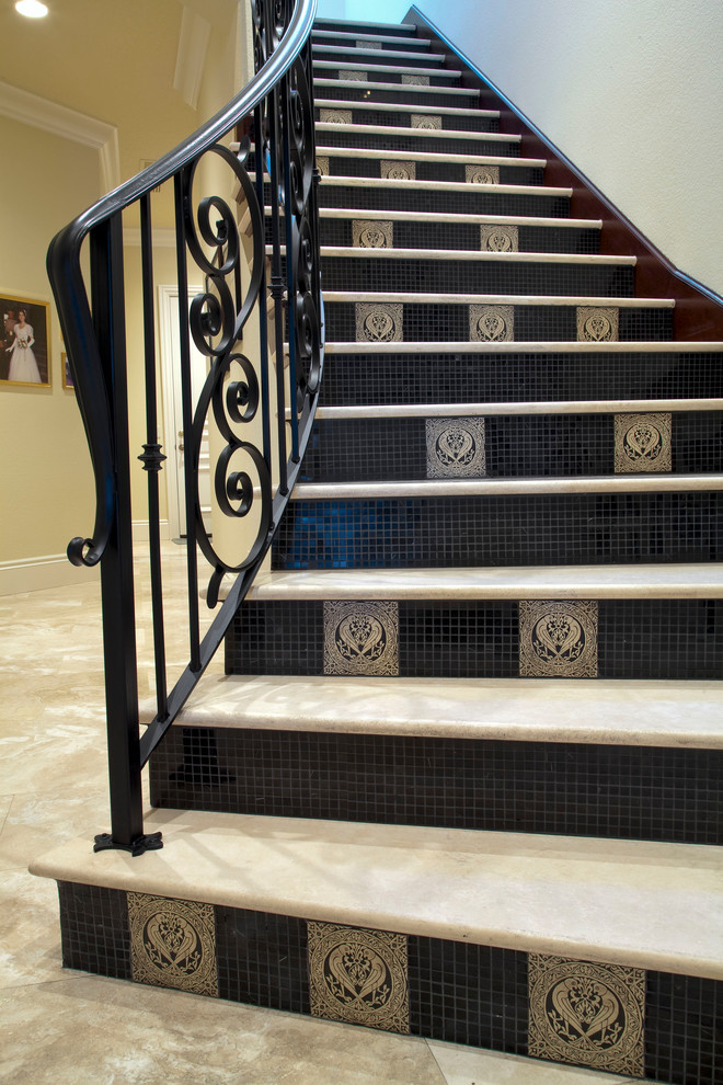Inspiration pour un escalier droit méditerranéen en béton de taille moyenne avec des contremarches carrelées et un garde-corps en métal.