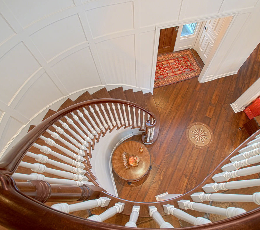 Imagen de escalera de caracol tradicional grande con escalones de madera