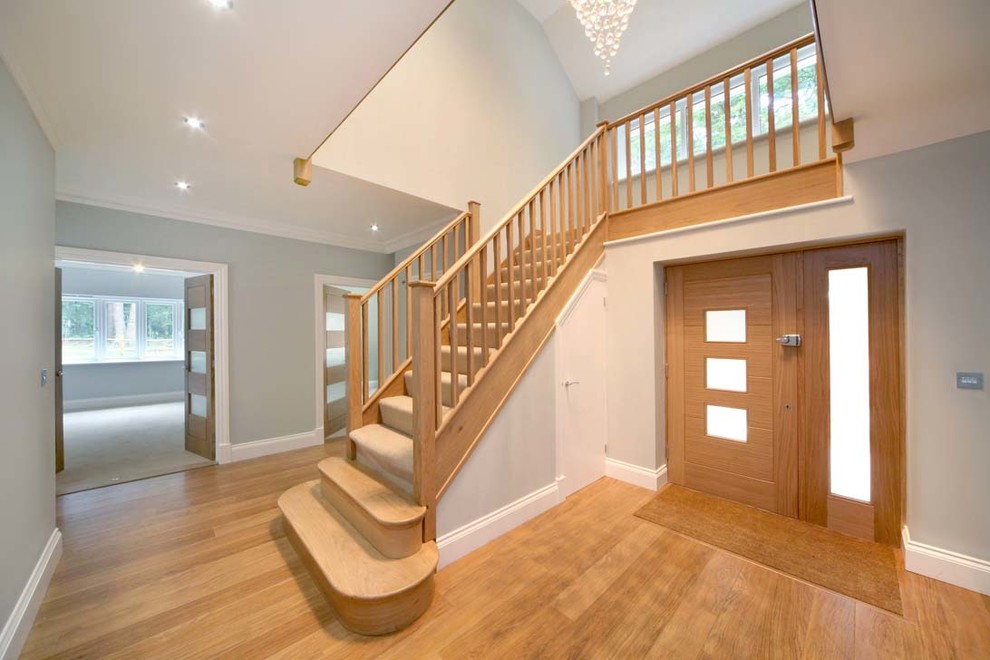 Moderne Treppe in Surrey