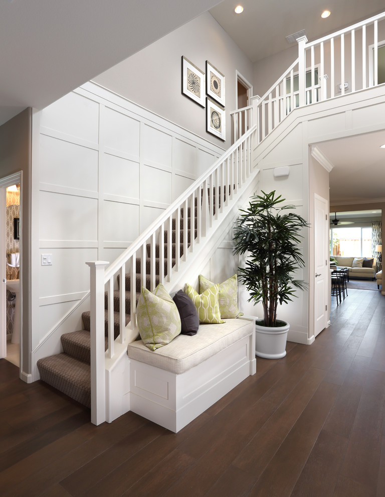 Свежая идея для дизайна: угловая лестница в викторианском стиле с ступенями с ковровым покрытием и ковровыми подступенками - отличное фото интерьера
