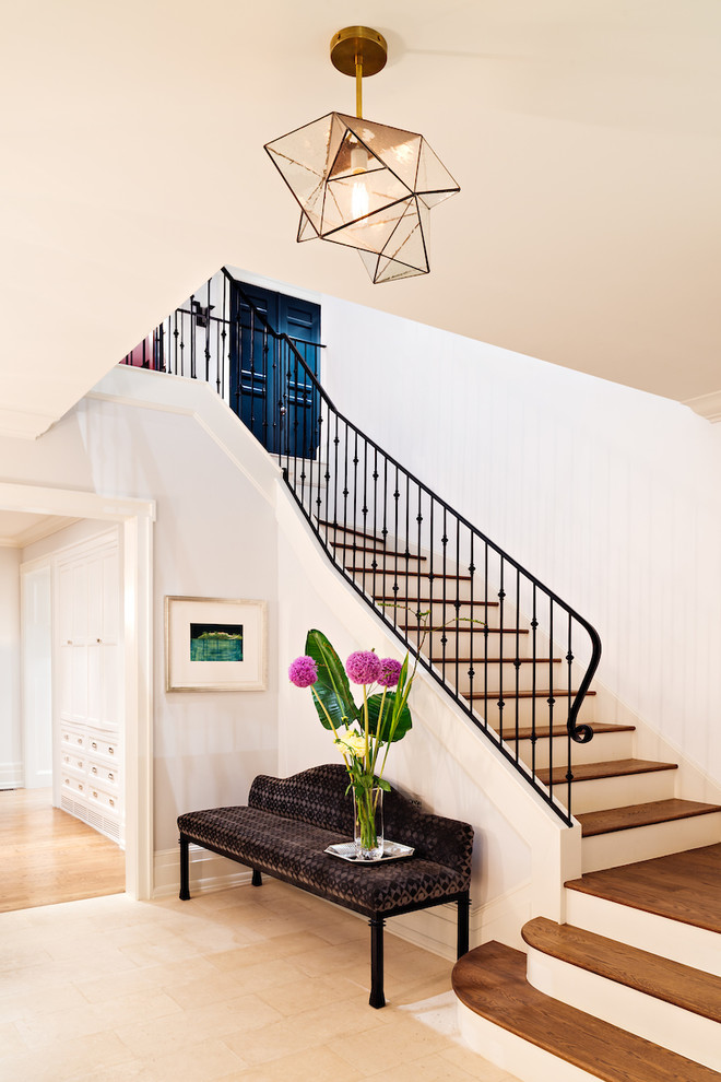 Стильный дизайн: угловая лестница среднего размера в стиле неоклассика (современная классика) с деревянными ступенями и крашенными деревянными подступенками - последний тренд