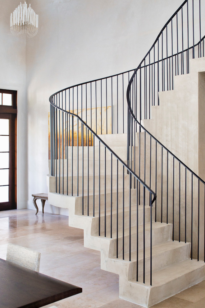 Стильный дизайн: изогнутая лестница в морском стиле с металлическими перилами - последний тренд