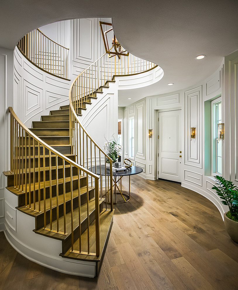 Идея дизайна: изогнутая деревянная лестница в стиле неоклассика (современная классика) с деревянными ступенями и металлическими перилами