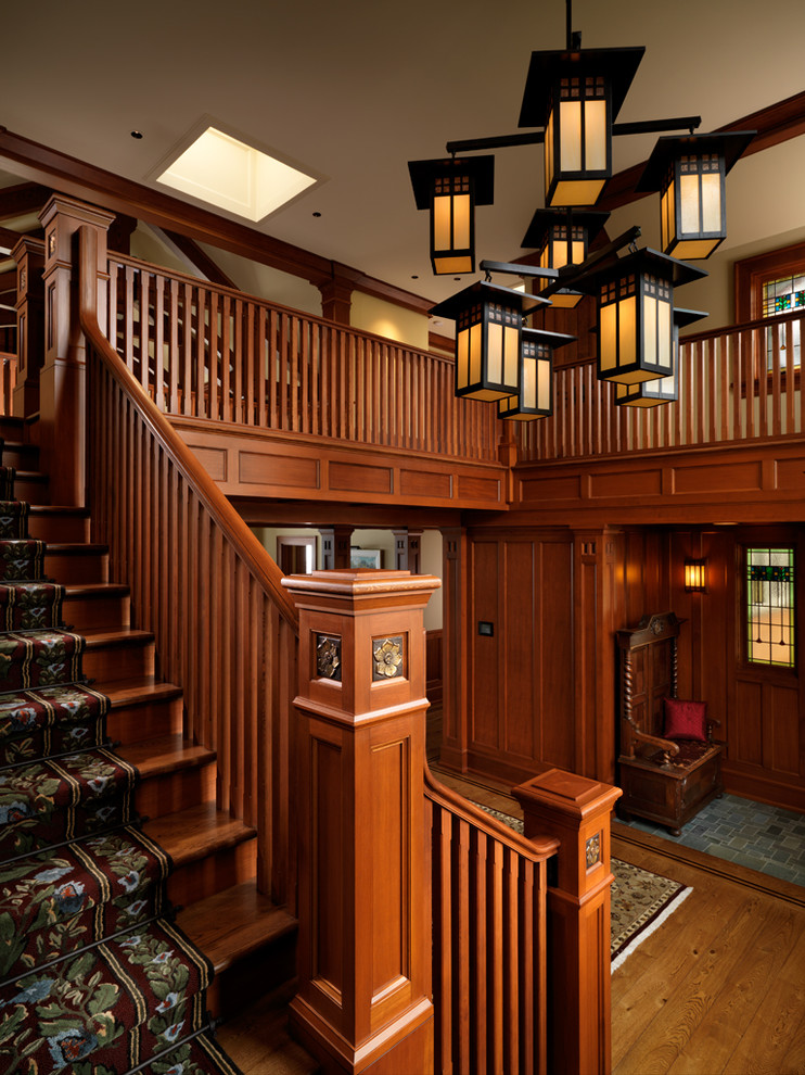 Exemple d'un escalier craftsman avec des marches en bois, des contremarches en bois et éclairage.