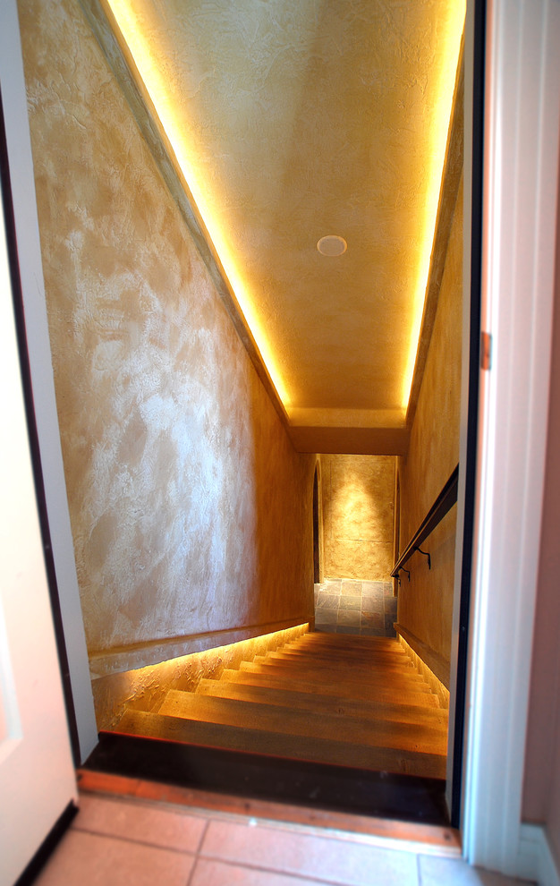 Ejemplo de escalera recta clásica grande con escalones de madera y contrahuellas de madera