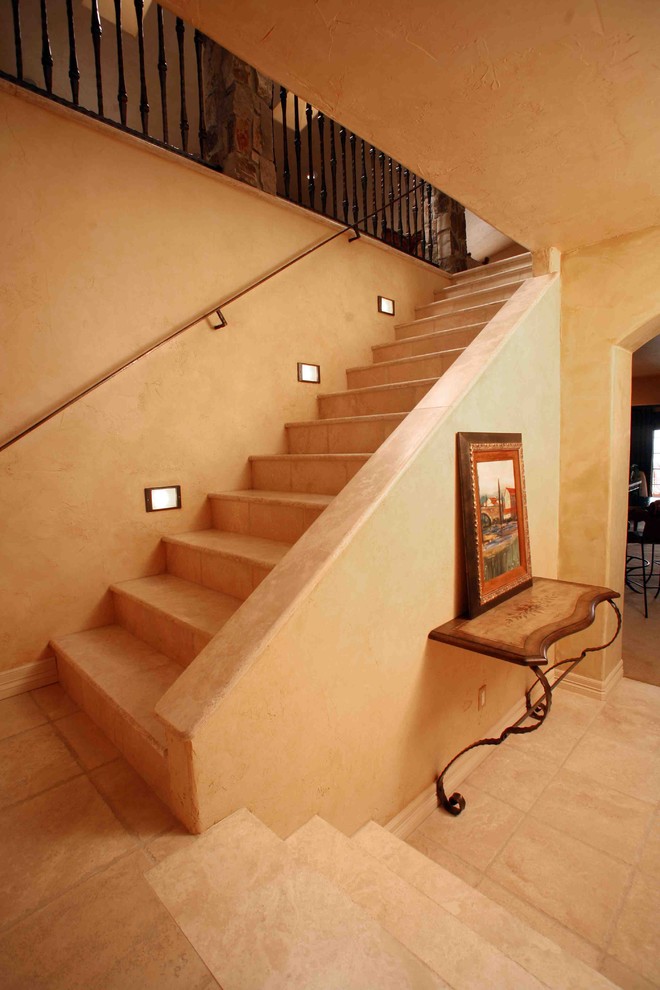 デンバーにある地中海スタイルのおしゃれな階段の写真