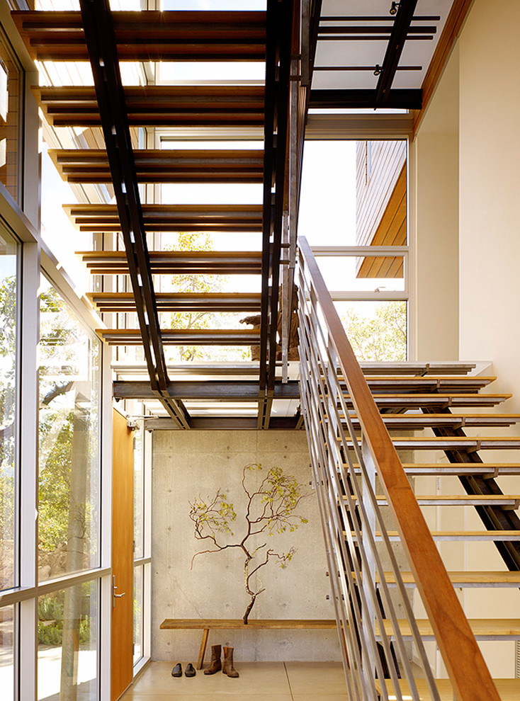 На фото: угловая лестница в современном стиле с деревянными ступенями без подступенок с