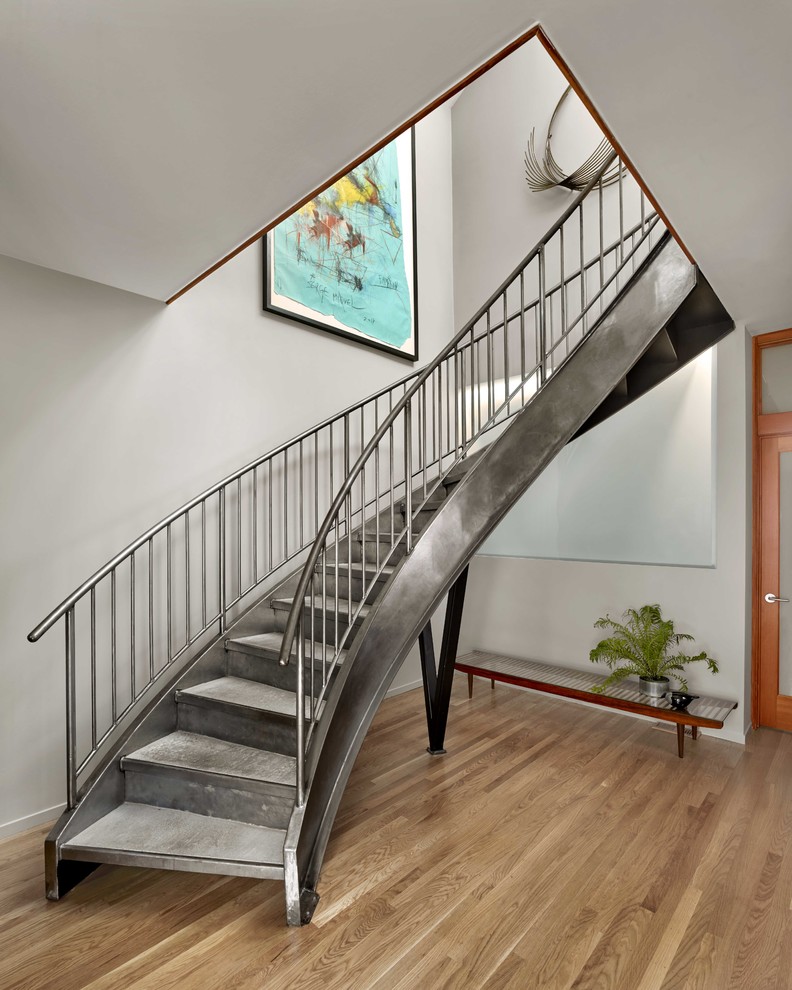 Modern inredning av en mellanstor trappa, med sättsteg i metall och räcke i metall