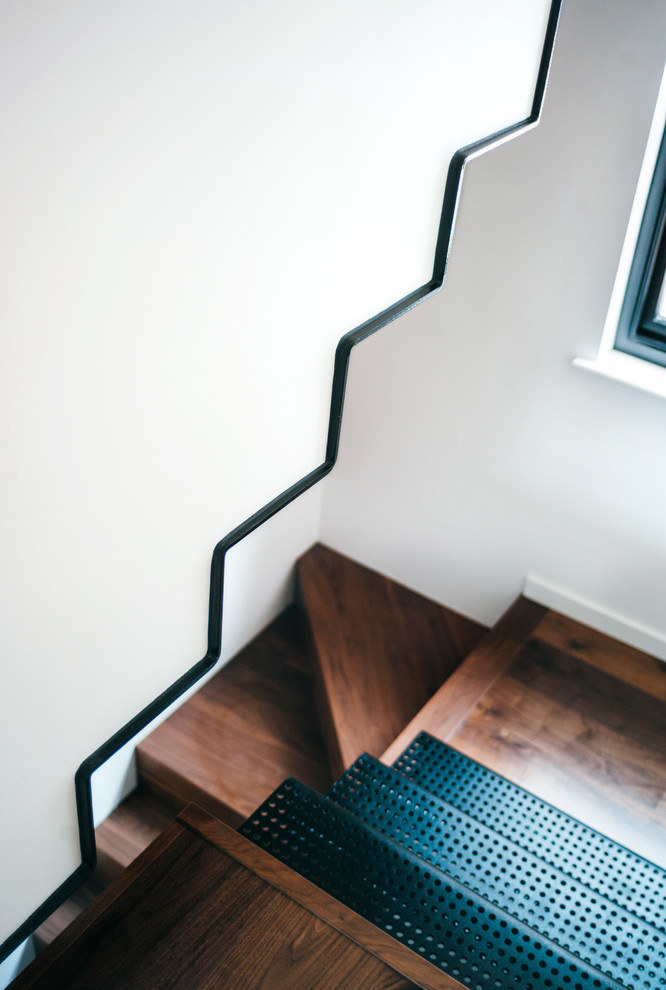 Imagen de escalera suspendida urbana pequeña con escalones de madera y contrahuellas de madera