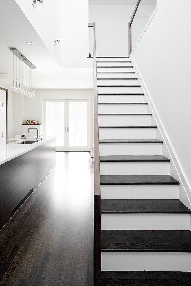 Ejemplo de escalera recta moderna de tamaño medio con escalones de madera