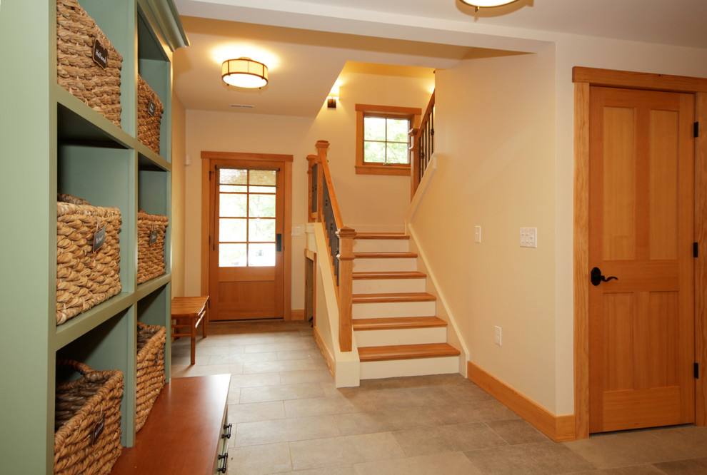 Cette image montre un escalier craftsman en U de taille moyenne avec des marches en bois, des contremarches en bois et éclairage.