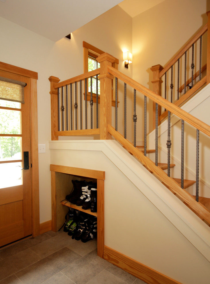 Réalisation d'un escalier craftsman en U de taille moyenne avec des marches en bois et des contremarches en bois.