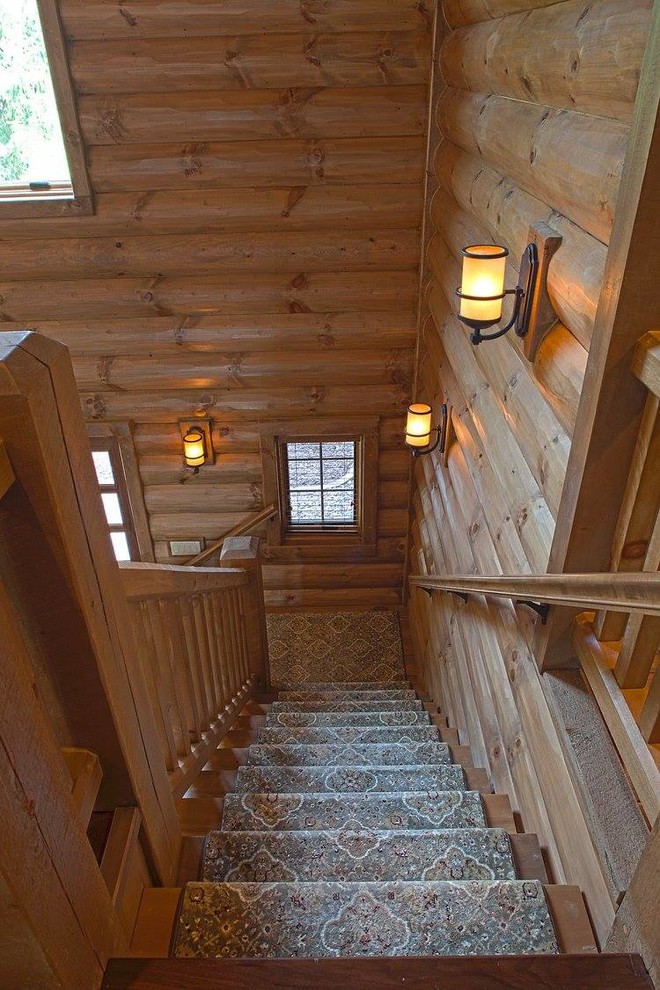 Inspiration för en stor rustik l-trappa i trä, med sättsteg med heltäckningsmatta