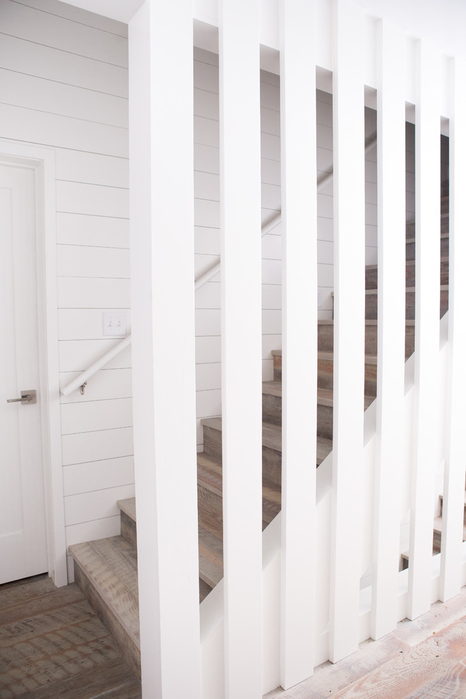 Idées déco pour un escalier droit classique de taille moyenne avec des marches en bois et des contremarches en bois.