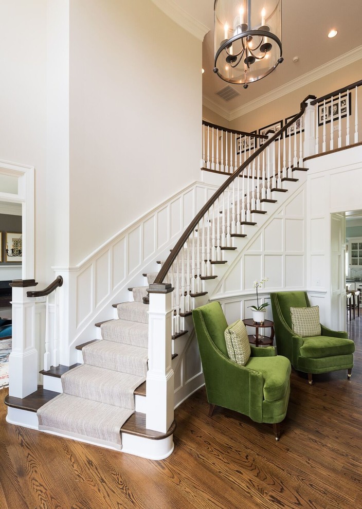 Идея дизайна: изогнутая лестница среднего размера в классическом стиле с деревянными перилами, деревянными ступенями и крашенными деревянными подступенками
